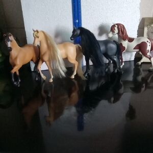 Dream works spirit and more horses. About 6 inches tall. And Width 6in 4 Horses.